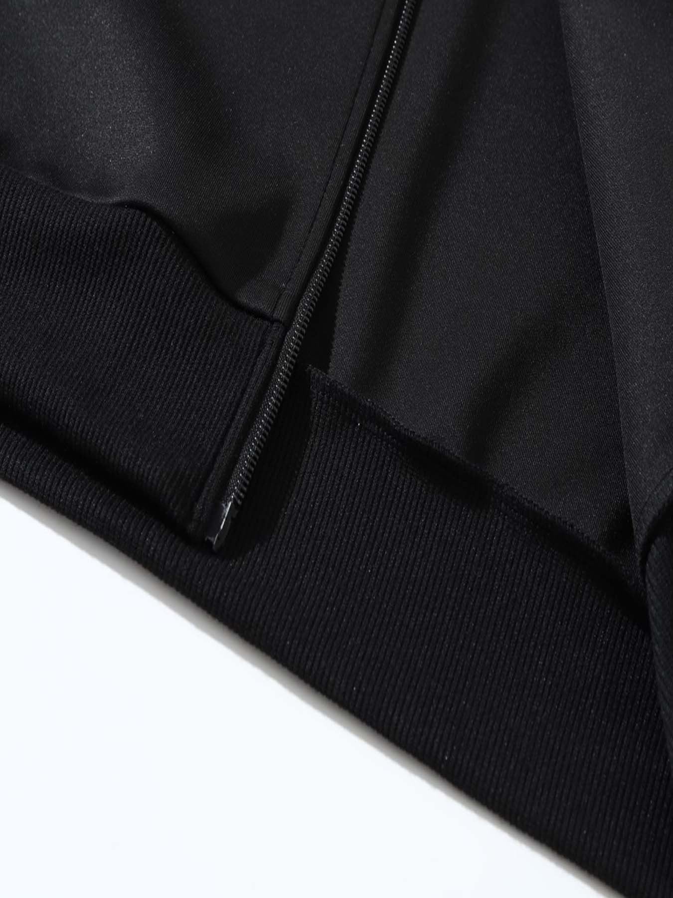 طقم من قطعتين يتكون من سترة ضيقة وبنطال رياضي طويل للرجال، يتميز بطبعات الفريق، ونمط بسحاب، مصنوع من قماش ناعم، مناسب للارتداء غير الرسمي في فصلي الخريف والشتاء.