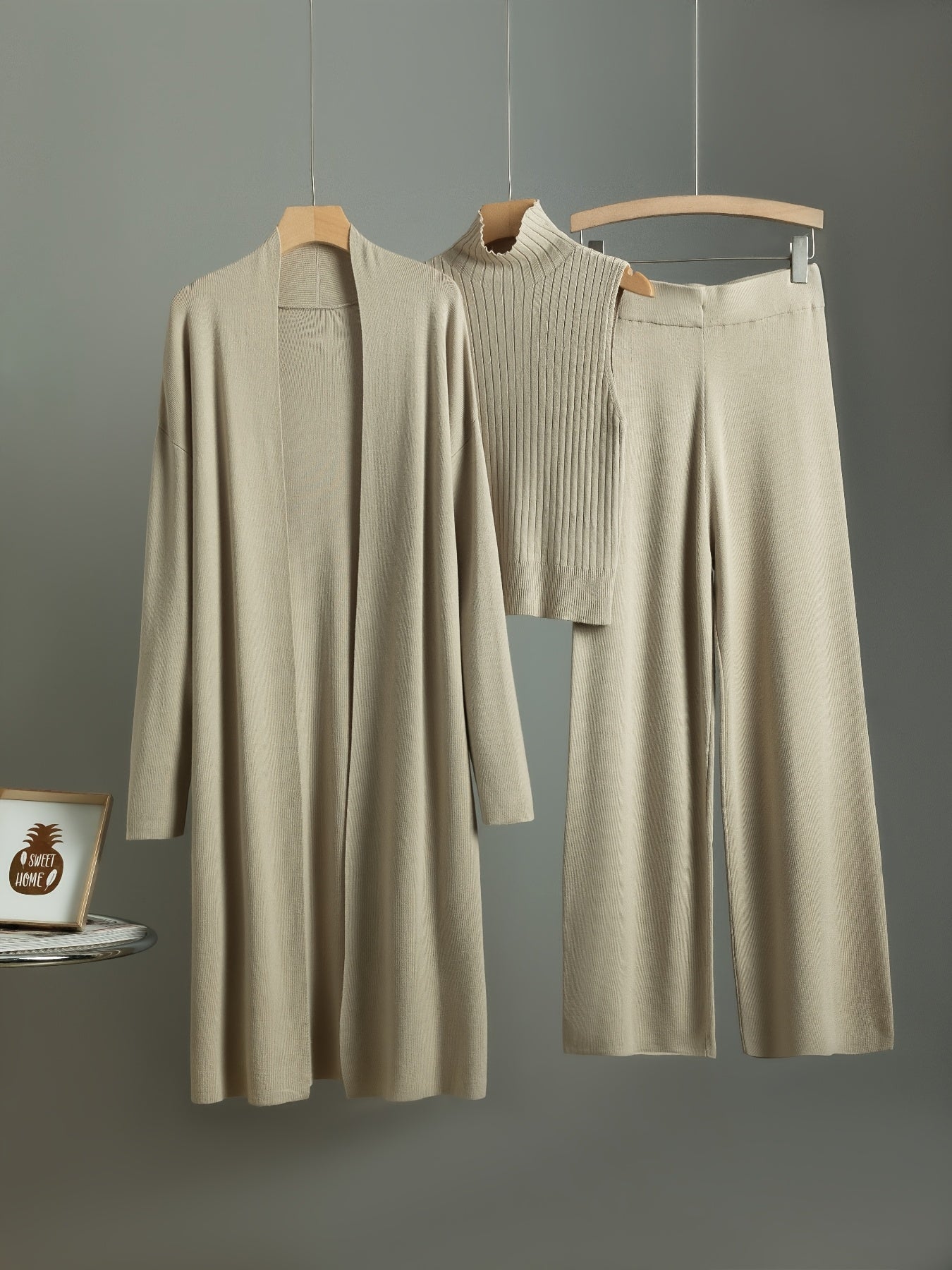 طقم بدلة شتوية منسقة للنساء من ثلاث قطع - كارديجان طويل كبير الحجم، سترة بياقة عالية وبنطلون واسع الساق، لون بيج مع حواف بيضاء، طقم مطاطي ومتعدد الاستخدامات للعمل أو الحفلات، قابل للغسل اليدوي