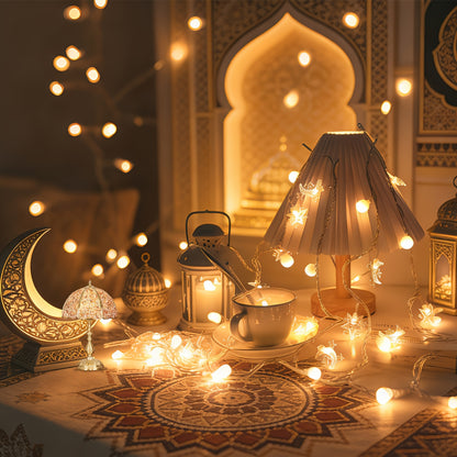 سلسلة إضاءة مكونة من 10 مصابيح LED، تتميز بنجوم وأقمار وكرات بيضاء صغيرة خاصة بشهر رمضان. تُعد سلسلة الإضاءة الرمضانية هذه مناسبة لعيد الحب، ورمضان، وعيد الفطر، وغرف النوم، والمنازل، والجدران، وحفلات أعياد الميلاد، وحفلات الزفاف.