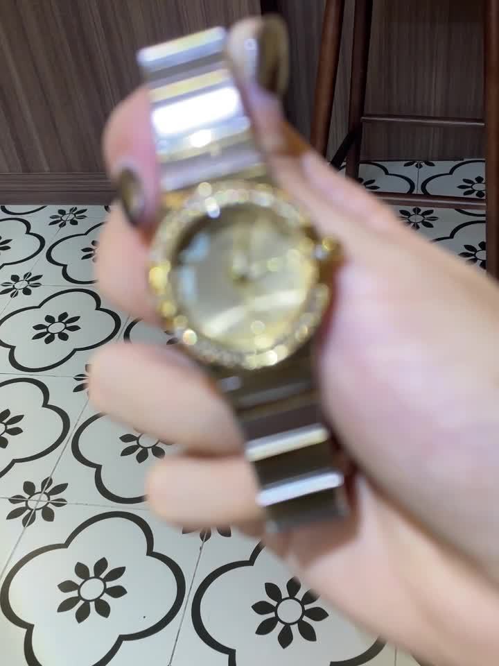 Women’s Luxury Stainless Steel Quartz Watch – Golden-Tone Dial with Crystal Accents, Elegant Round Case for Daily Wear or Special Occasions