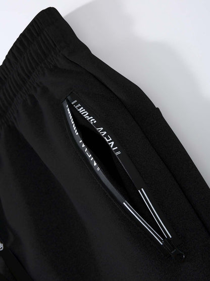 طقم من قطعتين يتكون من سترة ضيقة وبنطال رياضي طويل للرجال، يتميز بطبعات الفريق، ونمط بسحاب، مصنوع من قماش ناعم، مناسب للارتداء غير الرسمي في فصلي الخريف والشتاء.