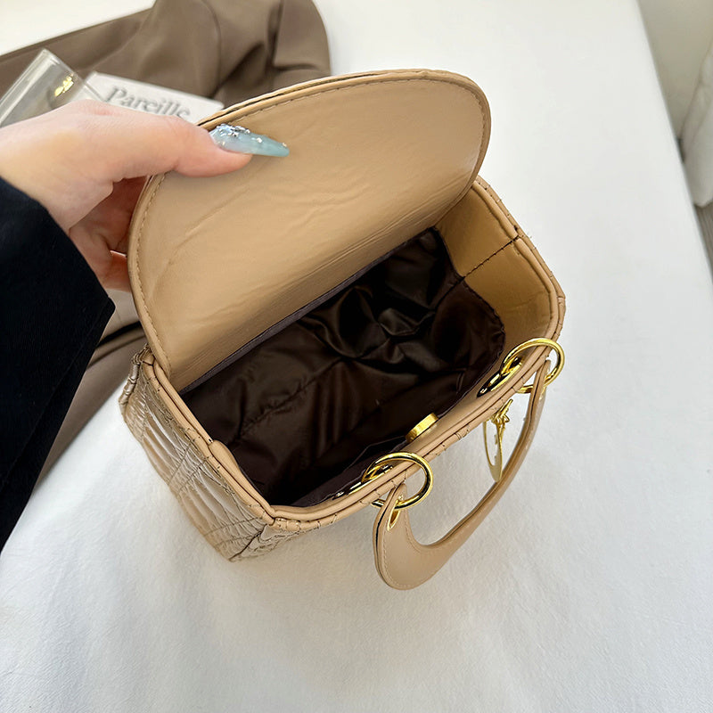Elegant Quilted Women's Handbag – Versatile Shoulder & Crossbody Bag with Gold Hardware and Removable Strap