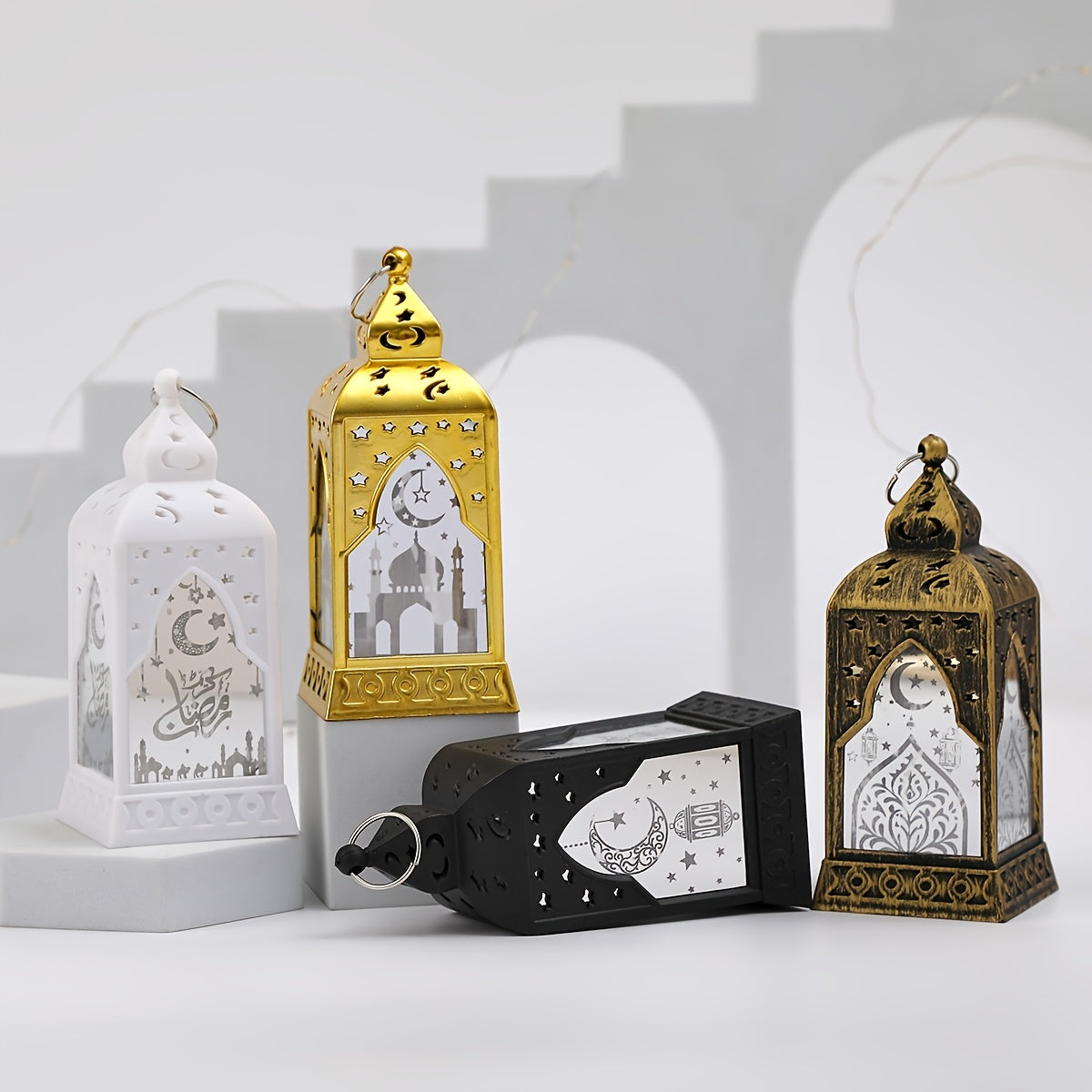 مجموعة من 4 فوانيس LED لشهر رمضان | شموع بلاستيكية قائمة بذاتها بإضاءة علوية، مزينة بتصاميم للصلاة والبركة، تعمل بالبطاريات، بطاريات زر غير قابلة لإعادة الشحن