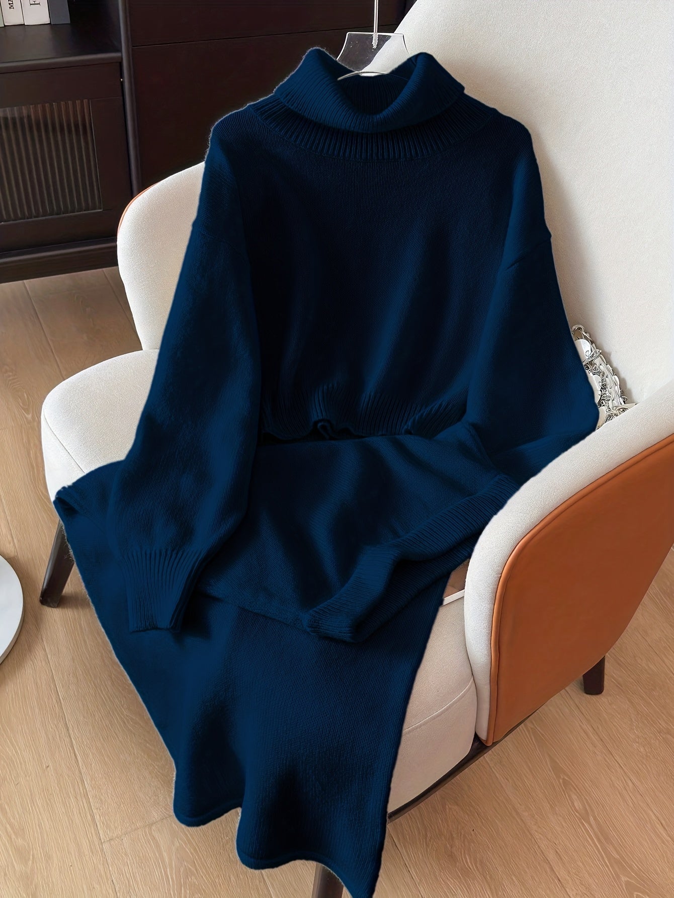 طقم ملابس تريكو نسائي لفصل الخريف والشتاء - فستان طويل فضفاض مع سترة بياقة عالية، بلون واحد