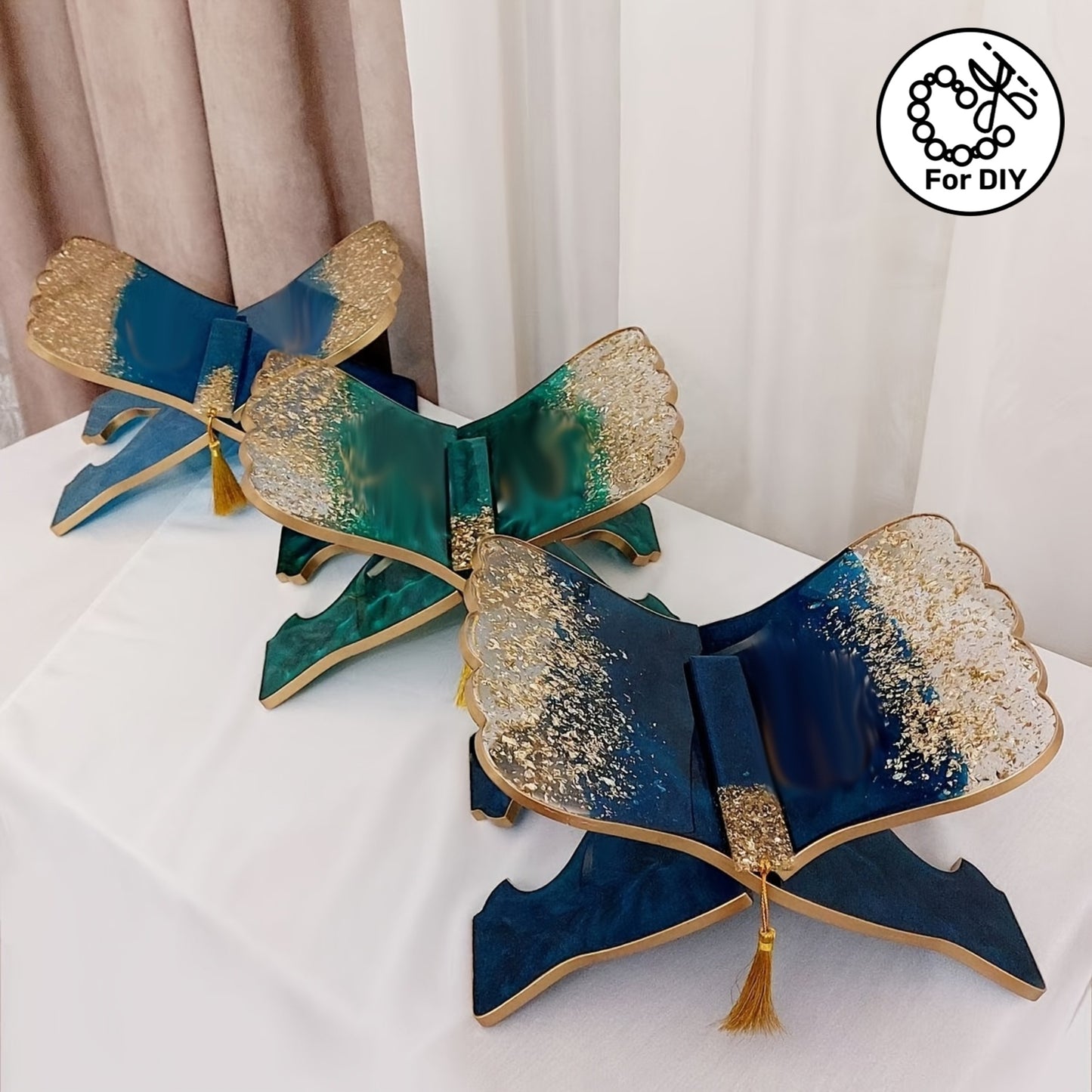 تتضمن المجموعة 3 قطع، منها رفان للقراءة وقالب سيليكون مستطيل الشكل لصنع فاصل كتب، وهي مناسبة للأعمال اليدوية باستخدام الجبس والطين وراتنج الإيبوكسي لإنشاء أعمال فنية. تتميز المجموعة بتصميم بسيط وإبداعي.