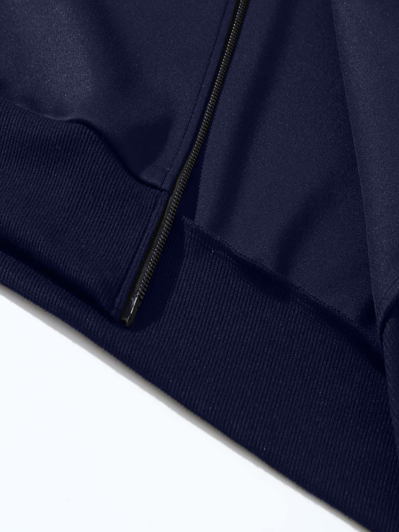 طقم من قطعتين يتكون من سترة ضيقة وبنطال رياضي طويل للرجال، يتميز بطبعات الفريق، ونمط بسحاب، مصنوع من قماش ناعم، مناسب للارتداء غير الرسمي في فصلي الخريف والشتاء.