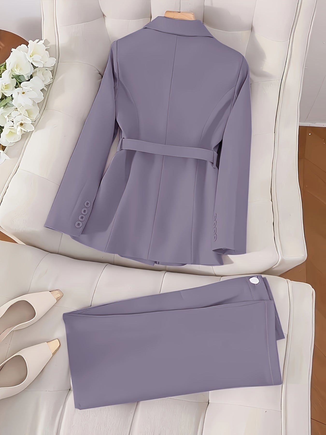 بدلة أنيقة بلون واحد من البليزر مع حزام وبنطال طويل - ملابس مكتب أنيقة لربيع/صيف للنساء مع جيوب