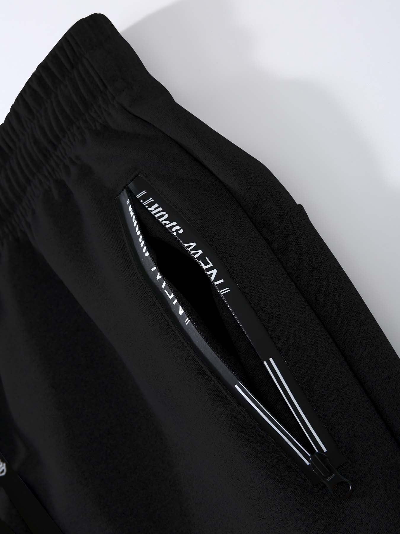 طقم من قطعتين يتكون من سترة ضيقة وبنطال رياضي طويل للرجال، يتميز بطبعات الفريق، ونمط بسحاب، مصنوع من قماش ناعم، مناسب للارتداء غير الرسمي في فصلي الخريف والشتاء.