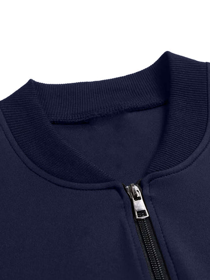 طقم من قطعتين يتكون من سترة ضيقة وبنطال رياضي طويل للرجال، يتميز بطبعات الفريق، ونمط بسحاب، مصنوع من قماش ناعم، مناسب للارتداء غير الرسمي في فصلي الخريف والشتاء.