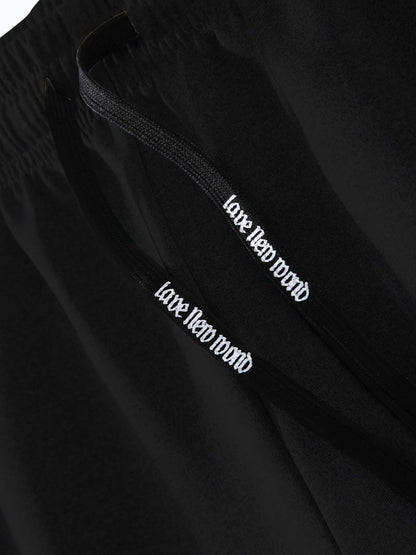 طقم من قطعتين يتكون من سترة ضيقة وبنطال رياضي طويل للرجال، يتميز بطبعات الفريق، ونمط بسحاب، مصنوع من قماش ناعم، مناسب للارتداء غير الرسمي في فصلي الخريف والشتاء.