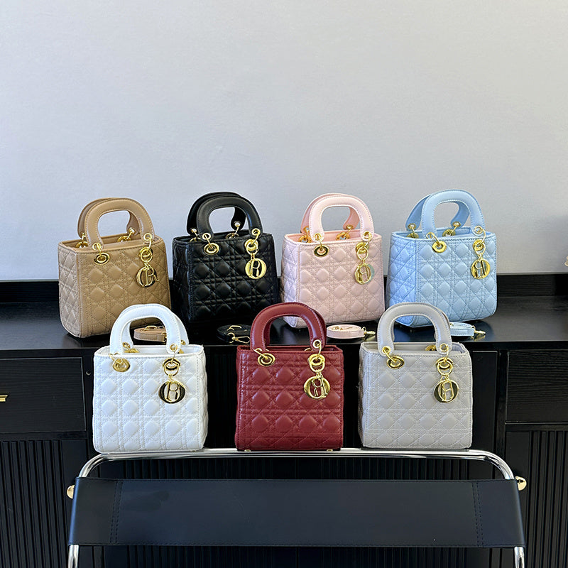 Elegant Quilted Women's Handbag – Versatile Shoulder & Crossbody Bag with Gold Hardware and Removable Strap