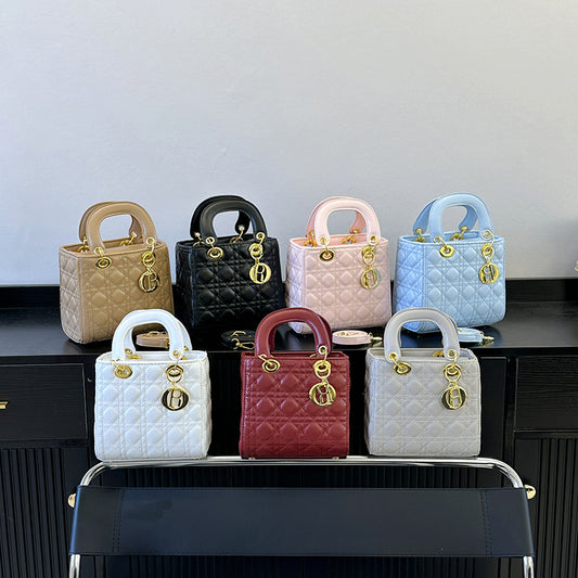 Elegant Quilted Women's Handbag – Versatile Shoulder & Crossbody Bag with Gold Hardware and Removable Strap