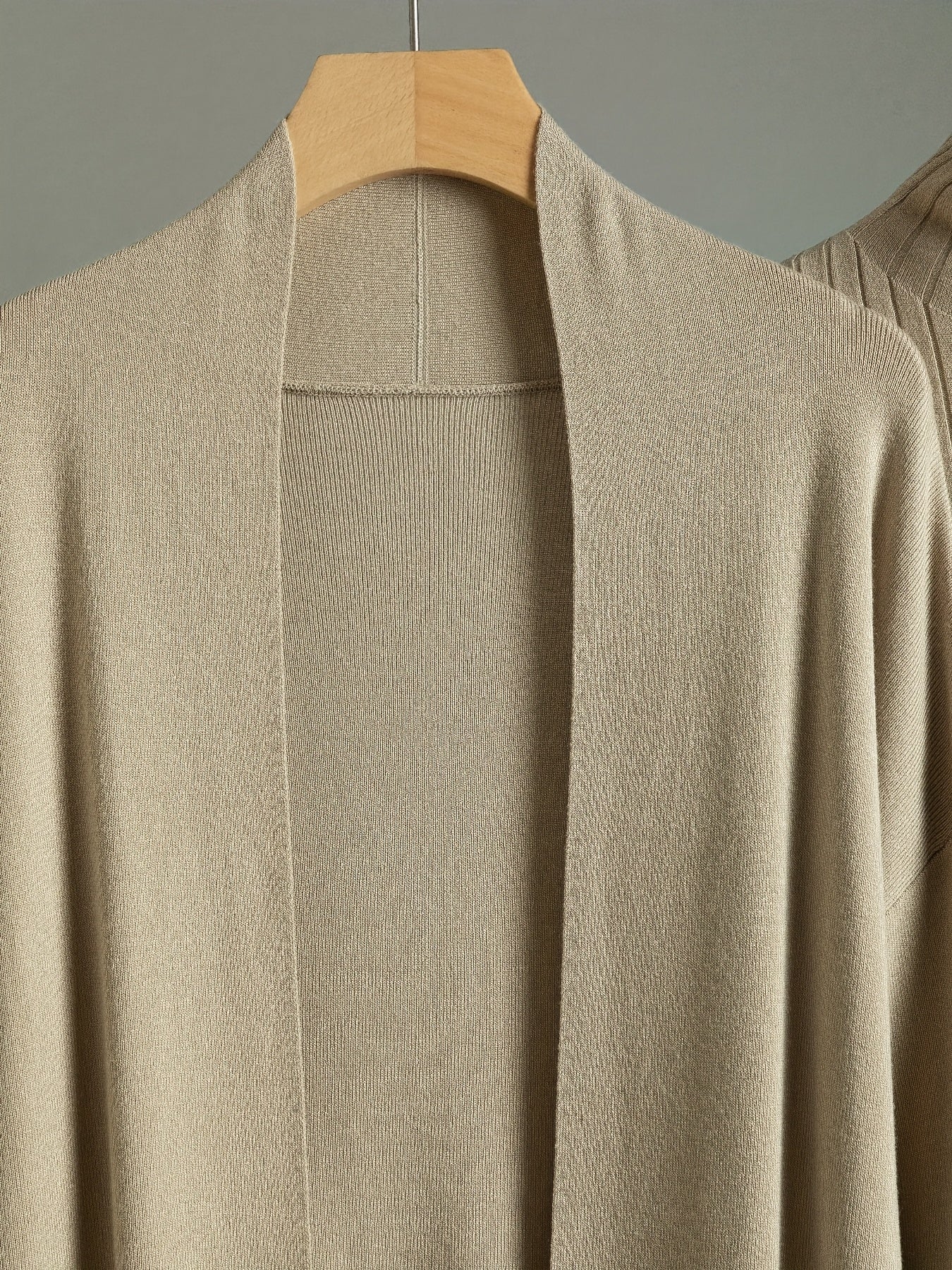 طقم بدلة شتوية منسقة للنساء من ثلاث قطع - كارديجان طويل كبير الحجم، سترة بياقة عالية وبنطلون واسع الساق، لون بيج مع حواف بيضاء، طقم مطاطي ومتعدد الاستخدامات للعمل أو الحفلات، قابل للغسل اليدوي