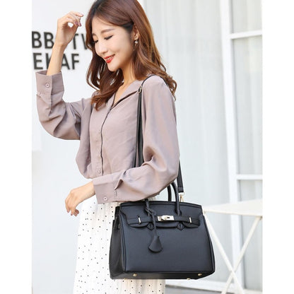 حقيبة يد نسائية كبيرة السعة - حقيبة كتف مصممة بأجزاء معدنية ذهبية اللون، وحزام قابل للتعديل، وتصميم متعدد الجيوب، وحقيبة سفر أنيقة باللون الرمادي/الذهبي