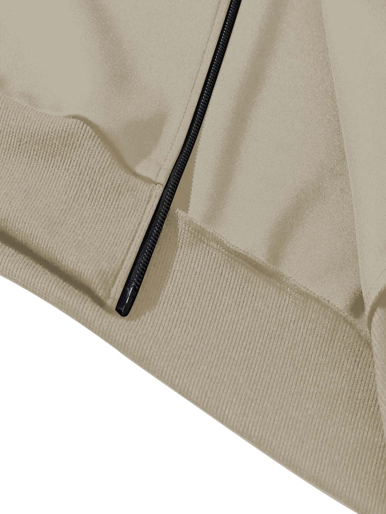 طقم من قطعتين يتكون من سترة ضيقة وبنطال رياضي طويل للرجال، يتميز بطبعات الفريق، ونمط بسحاب، مصنوع من قماش ناعم، مناسب للارتداء غير الرسمي في فصلي الخريف والشتاء.