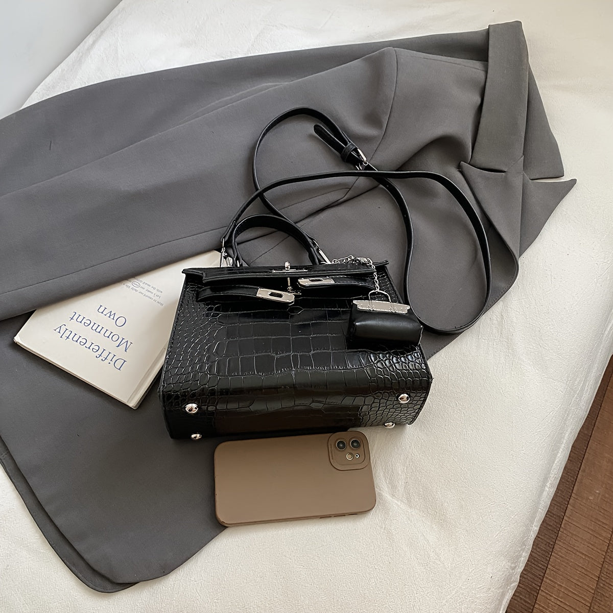 Women’s Luxury Alligator-Texture Handbag – Adjustable Crossbody Strap, Golden-Tone Hardware, Turn-Lock Closure & Reinforced Top Handle, European Collection (Deep Brown/White/Black)