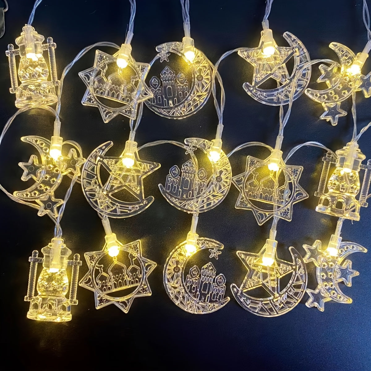 سلسلة إضاءة LED على شكل قلعة ونجمة وقلعة رمضانية، طولها 59 بوصة/10 مصابيح LED، تُستخدم كثريات جدارية داخلية في المنازل، في فصلي الربيع والصيف، وفي المهرجانات والمناسبات؛ مثالية لتزيين الأجواء الإسلامية.