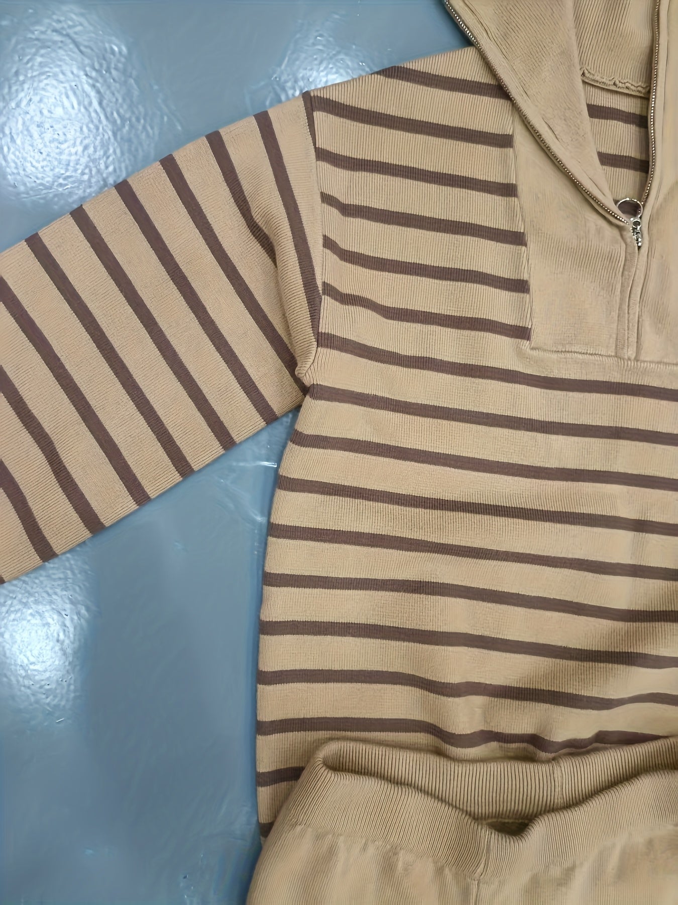 طقم هودي وبنطال مخطط عتيق للنساء - طقم بني مريح من قطعتين لفصل الخريف/الشتاء مع ياقة واقفة وأكمام طويلة وقصة فضفاضة غير رسمية