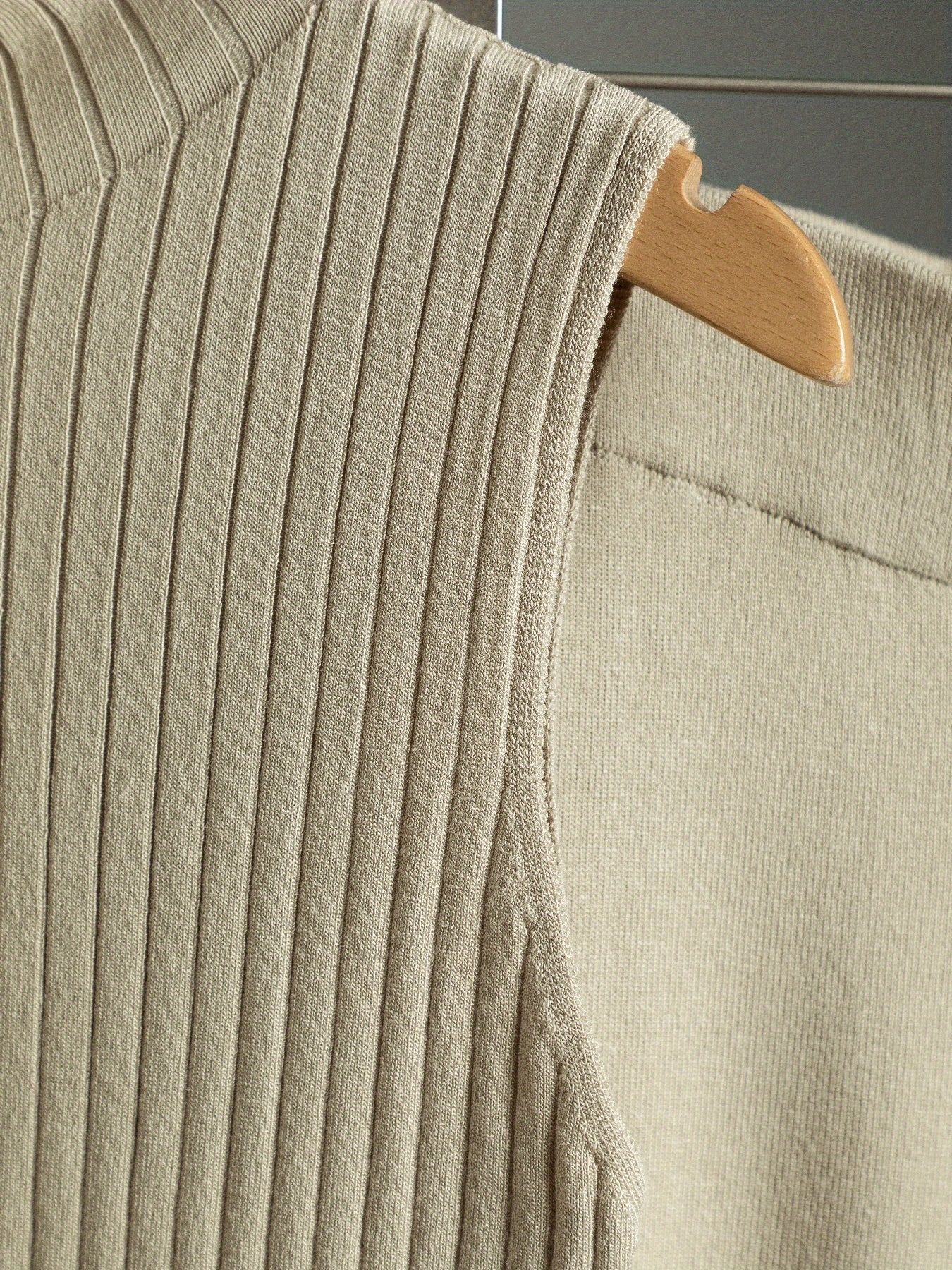 طقم بدلة شتوية منسقة للنساء من ثلاث قطع - كارديجان طويل كبير الحجم، سترة بياقة عالية وبنطلون واسع الساق، لون بيج مع حواف بيضاء، طقم مطاطي ومتعدد الاستخدامات للعمل أو الحفلات، قابل للغسل اليدوي