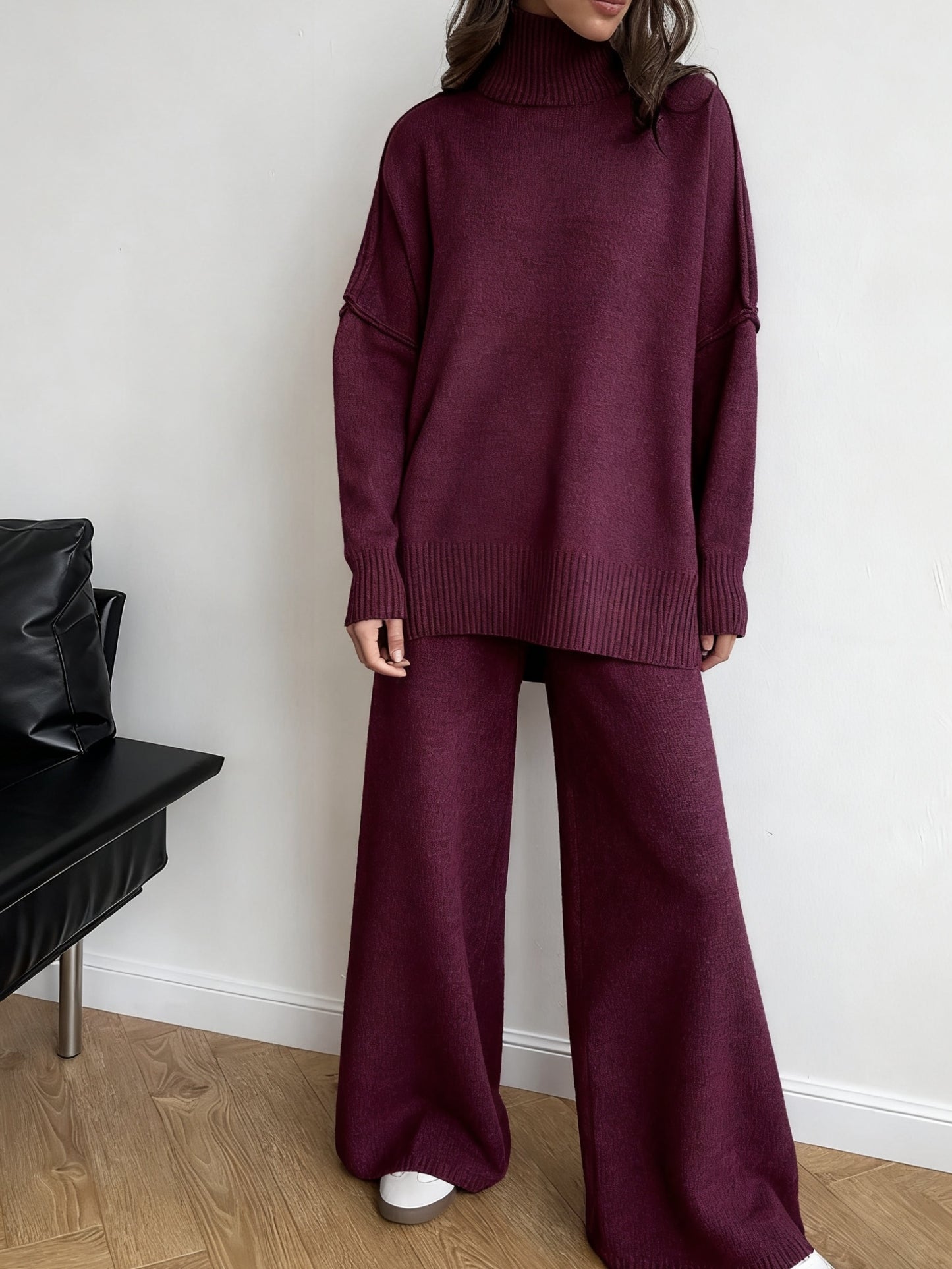 طقم نسائي شتوي محبوك من قطعتين - بلوفر أنيق بياقة عالية وأكمام طويلة وبنطال طويل متناسق، مظهر بسيط وعصري