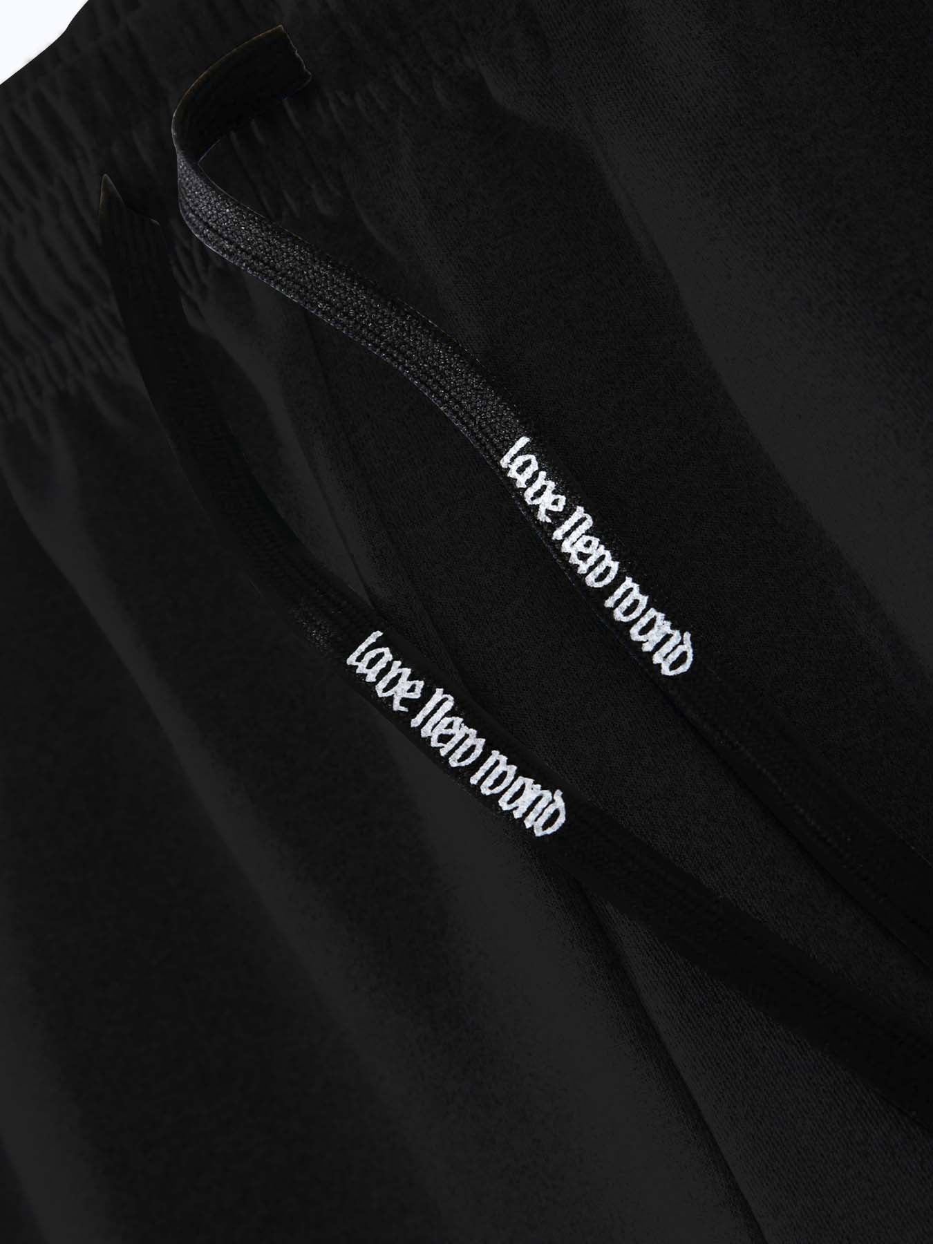 طقم من قطعتين يتكون من سترة ضيقة وبنطال رياضي طويل للرجال، يتميز بطبعات الفريق، ونمط بسحاب، مصنوع من قماش ناعم، مناسب للارتداء غير الرسمي في فصلي الخريف والشتاء.