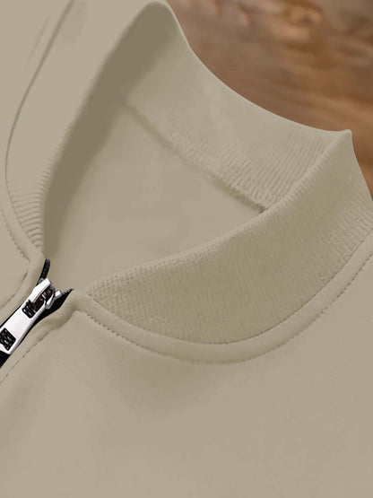 طقم من قطعتين يتكون من سترة ضيقة وبنطال رياضي طويل للرجال، يتميز بطبعات الفريق، ونمط بسحاب، مصنوع من قماش ناعم، مناسب للارتداء غير الرسمي في فصلي الخريف والشتاء.