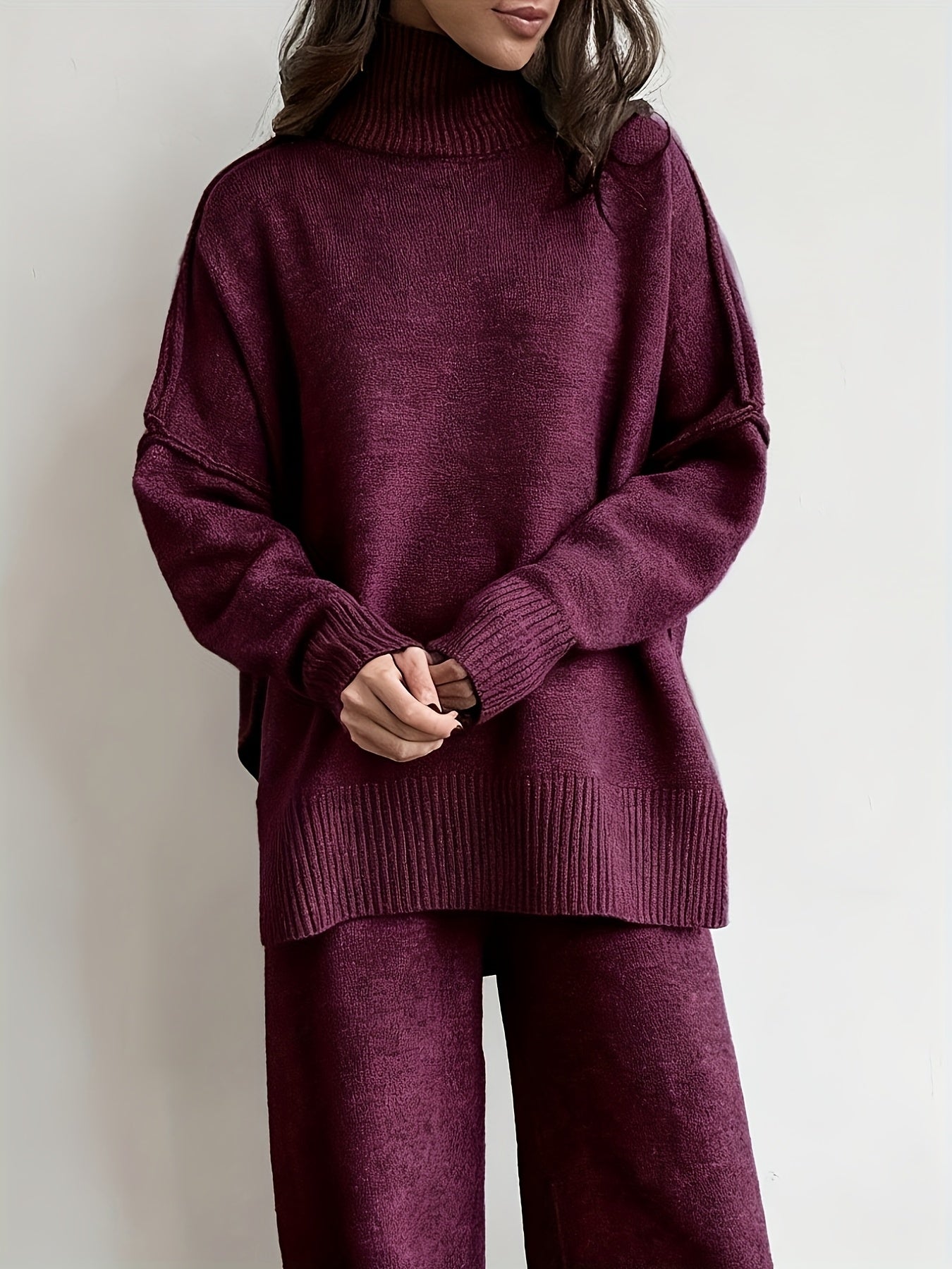 طقم نسائي شتوي محبوك من قطعتين - بلوفر أنيق بياقة عالية وأكمام طويلة وبنطال طويل متناسق، مظهر بسيط وعصري