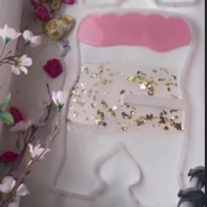 تتضمن المجموعة 3 قطع، منها رفان للقراءة وقالب سيليكون مستطيل الشكل لصنع فاصل كتب، وهي مناسبة للأعمال اليدوية باستخدام الجبس والطين وراتنج الإيبوكسي لإنشاء أعمال فنية. تتميز المجموعة بتصميم بسيط وإبداعي.