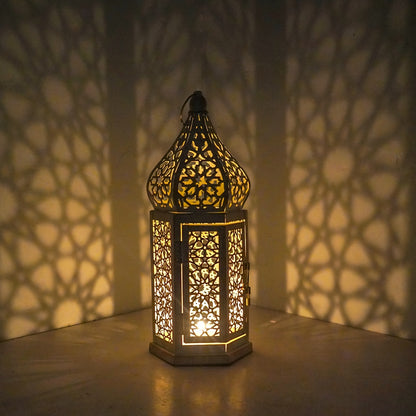 قطعتان من الشمعدانات المعدنية المغربية الكلاسيكية - حامل شموع ورف للمدفأة، مناسبان لتزيين المنزل. [الشموع غير متضمنة]