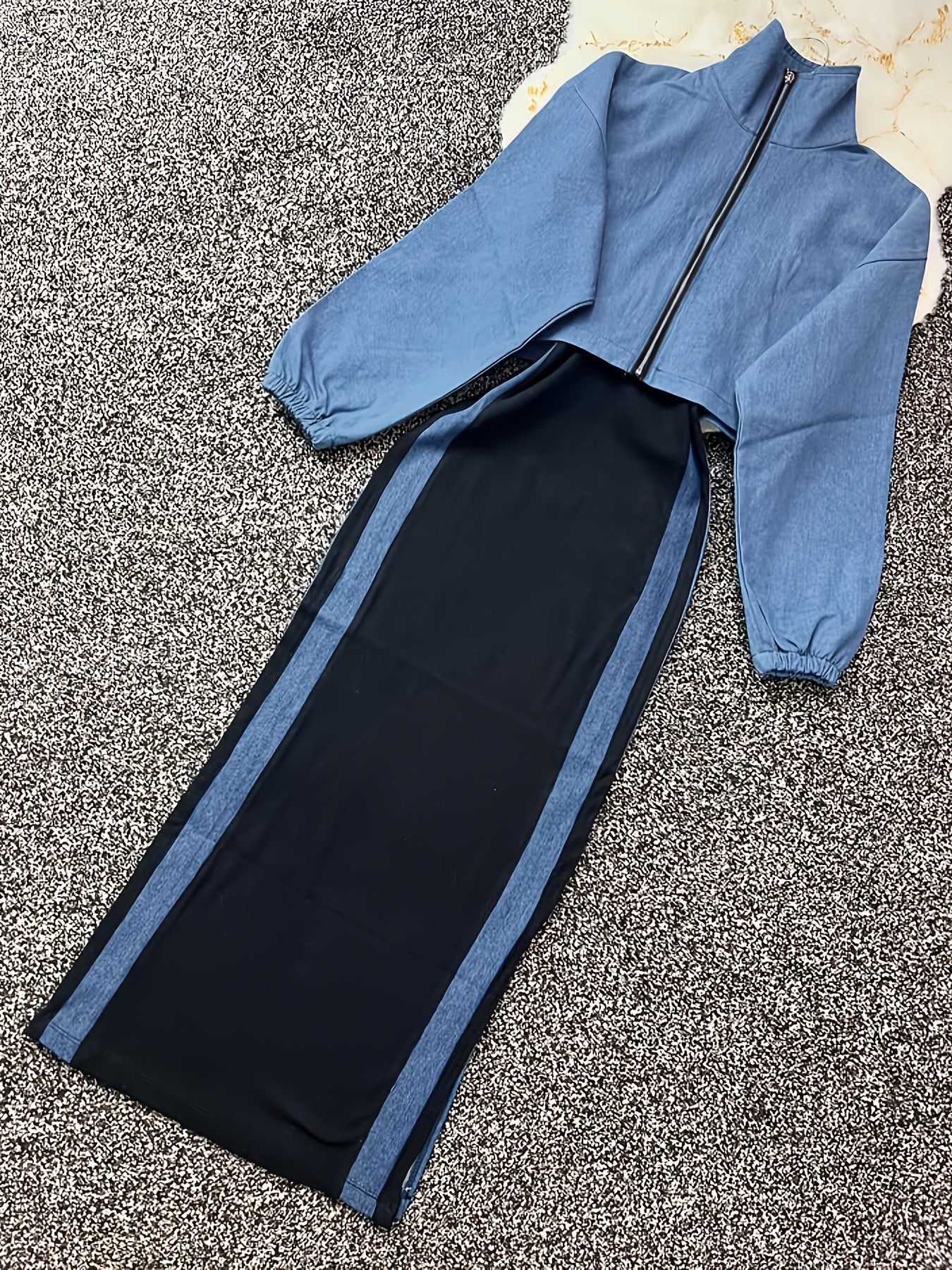 طقم بليزر وفستان نسائي من مجموعة Y2K بألوان متعددة - جاكيت أزرق بأكمام طويلة وسحاب مع فستان بيج بدون أكمام بقصة ضيقة، مناسب للمكتب والشارع في الربيع/الخريف