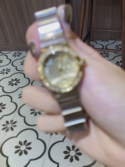 Women’s Luxury Stainless Steel Quartz Watch – Golden-Tone Dial with Crystal Accents, Elegant Round Case for Daily Wear or Special Occasions