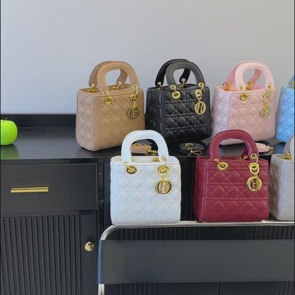 Elegant Quilted Women's Handbag – Versatile Shoulder & Crossbody Bag with Gold Hardware and Removable Strap